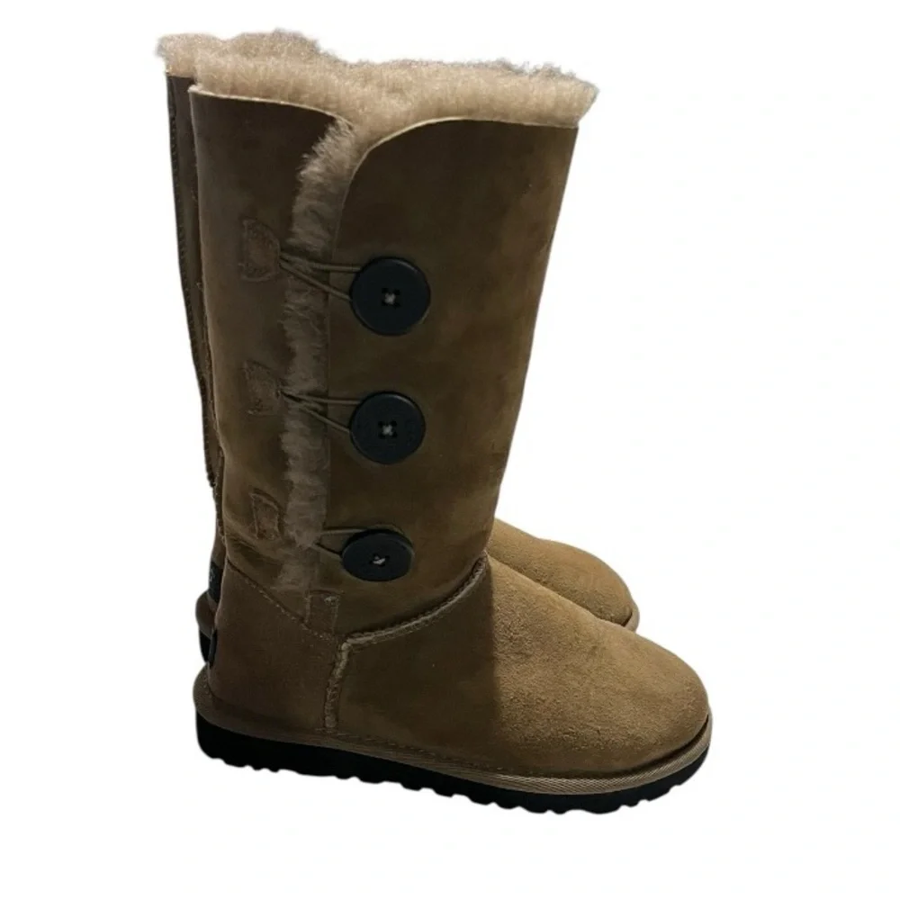 UGG Bailey Button Triplet II Brown Boots Size 5